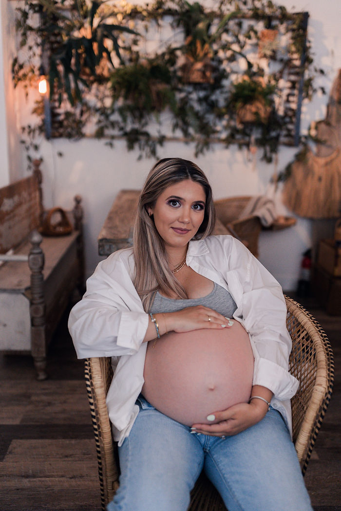 outfit idea for a maternity photoshoot