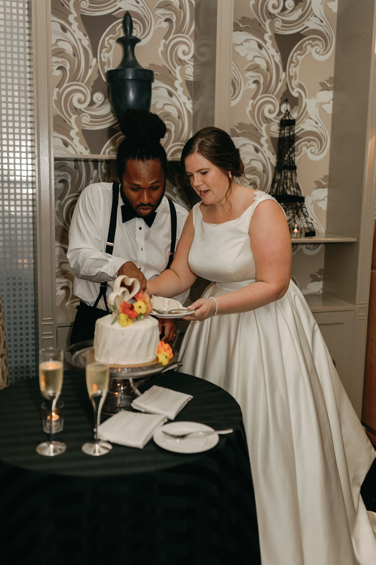 Washington DC wedding Venue Hotel Monaco cake cutting 